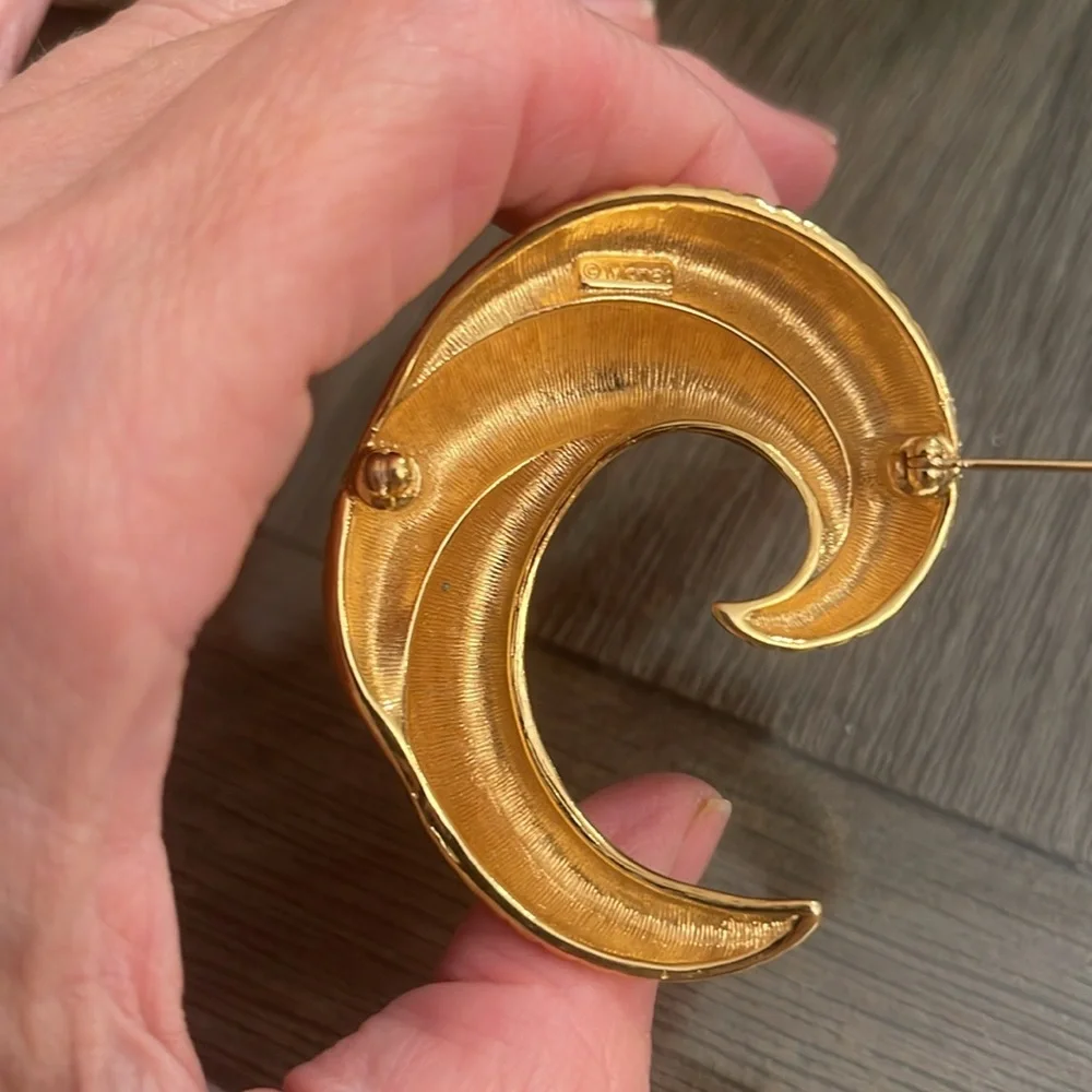 Vintage Monet Gold-tone Ribbed Swirl Brooch - Pin